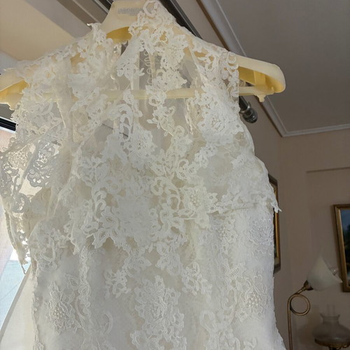 Pronovia wedding dress like new with detachable bouquet