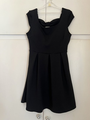Black short dress like new with bow detail and side zipper, size M