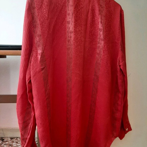 Shirt red like new, sizes L and XL