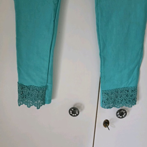 Ofelia elastic capri leggings new, size M with lace