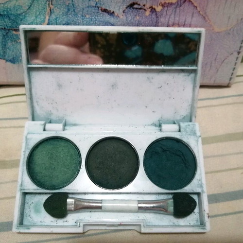 Elixir triple eyeshadow palette used in green shades