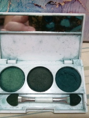 Elixir triple eyeshadow palette used in green shades
