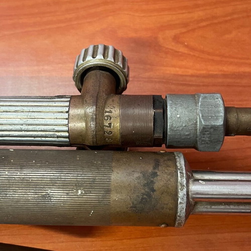 Cutter and lamp for oxygen bottle used