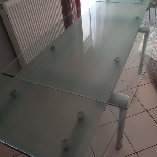 Extendable dining table like new, glass with sandblasted thick crystal