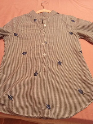 Striped shirt with leaf pattern medium like new