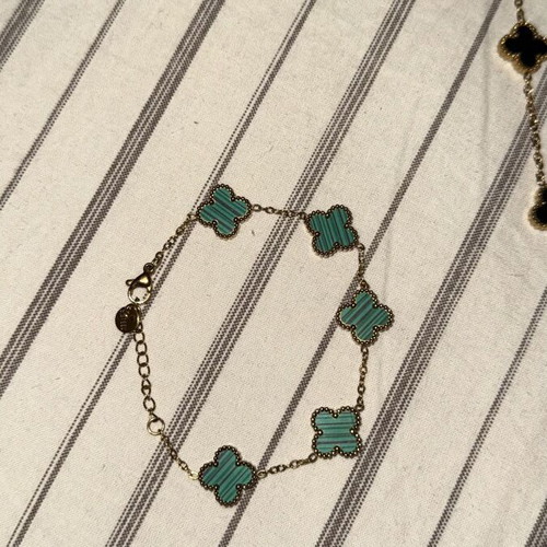 Jewelry set like new, 1 necklace and 2 bracelets with Palestine colors
