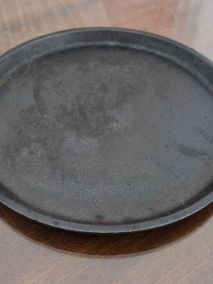 Lodge L7OGH3 cast iron round griddle plate
