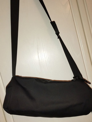 Black elastic shoulder bag barrel like new