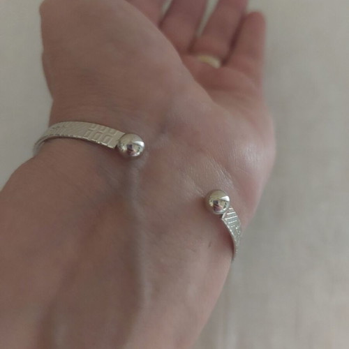 Bracelet made of stainless steel, thin and lightweight, like new, silver
