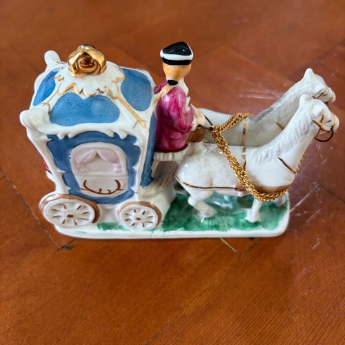 Porcelain figurine carriage like new, small crack