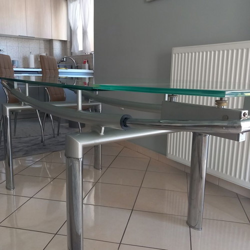 Extendable dining table like new, glass with sandblasted thick crystal