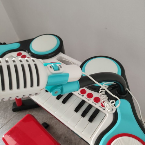 ELC children's piano keyboard like new with microphone and stool