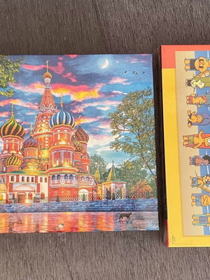 Puzzle set of 2 new sealed pieces with castle and Simpsons