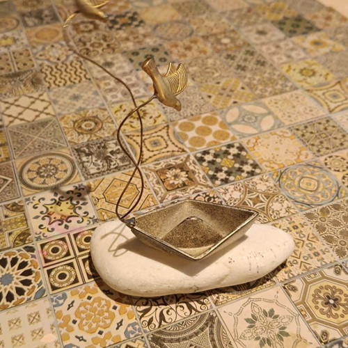 Decorative stone with ship and wire doves like new