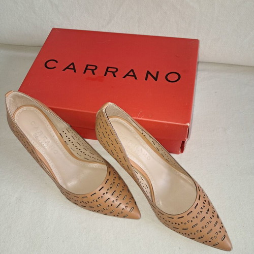 Carrano pumps like new, closed in beige color with low heel