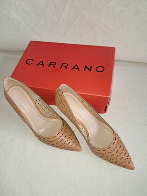 Carrano pumps like new, closed in beige color with low heel