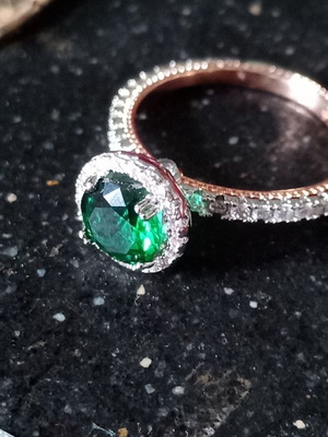 Δαχτυλίδι τύπου αρραβώνων μεταχειρισμένο με πράσινο ζιρκόνιο σε ασήμι 925 και rose gold