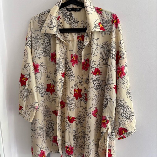 Zara shirt with flowers like new, size S