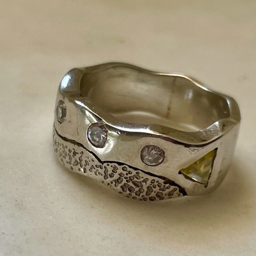 Silver ring with white and yellow zircon used