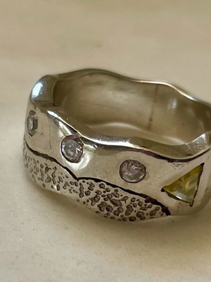 Silver ring with white and yellow zircon used