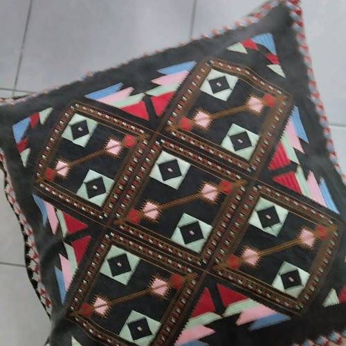 Hand-embroidered pillowcase like new, 55x55 cm