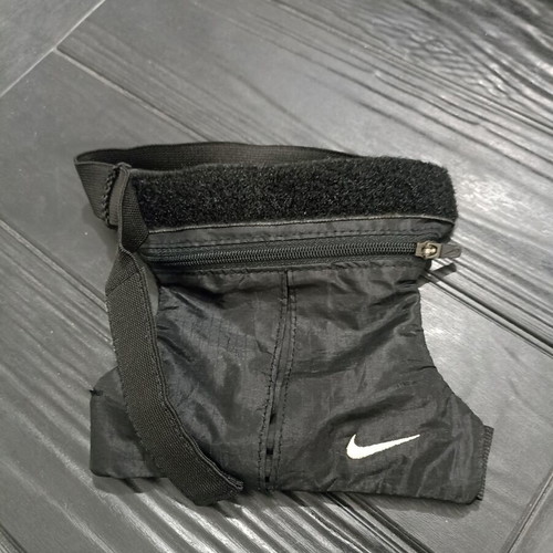 Nike black running armband with zipper pocket, 13x13 cm