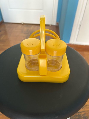 Salt and pepper set yellow vintage like new