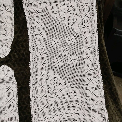 Knitted table runner with two napkins like new