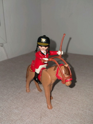 Playmobil σετ αναβάτη με κόκκινη στολή και καφέ άλογο