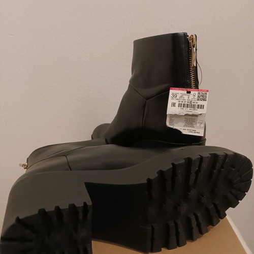 Boots new, black, size 39