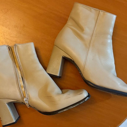 White women's boots used, square heel, side zipper, size 37