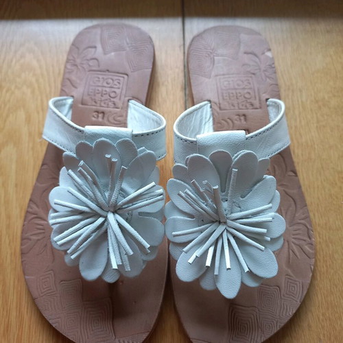 Gioseppo Kids sandals white leather like new size 31