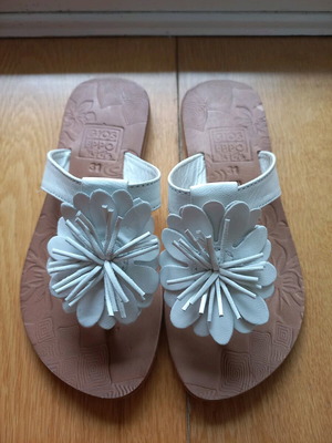 Gioseppo Kids sandals white leather like new size 31