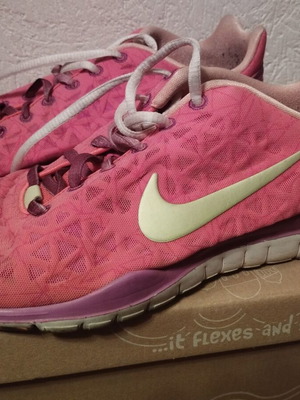 Nike women's athletic shoes used, size 39, pink