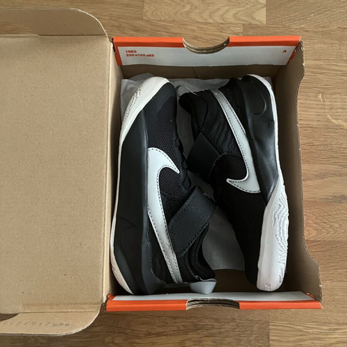 Nike Team Hustle D 10 (PS) kids' shoes size 28, black and silver