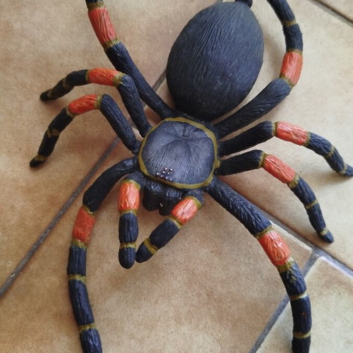 Figure Orange-Kneed Tarantula Safari LTD collection like new