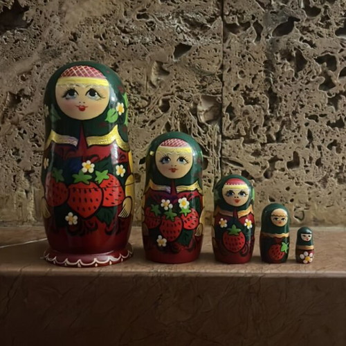 Matryoshka Fraoula like new, set of 5 with floral patterns