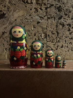 Matryoshka Fraoula like new, set of 5 with floral patterns