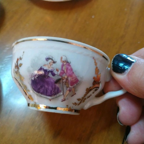 Kutani porcelain cups like new with gold details and lithograph design