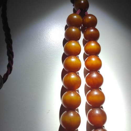 Mastic komboloi with honey-brown shades, 33 beads