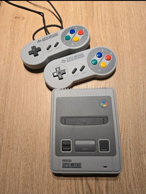 Super Nintendo Mini Classic with 20 Built-in Games and Two Wired Controllers like new
