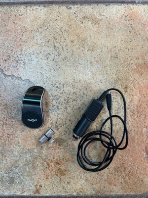Car accessories bundle like new with 12V charger, magnetic holder and adapter