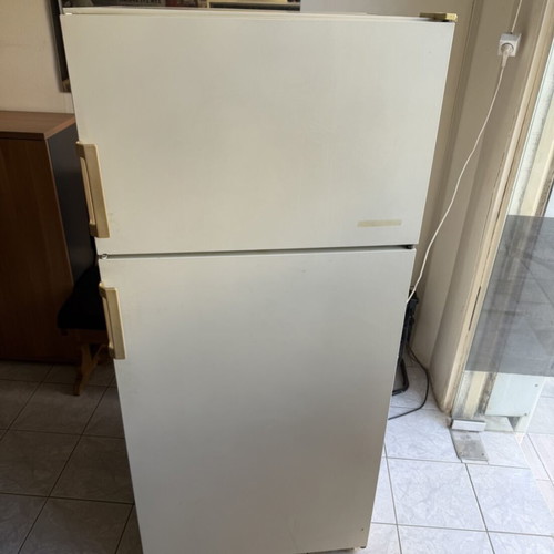 Pitsos refrigerator with freezer, white, spacious