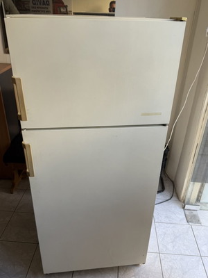 Pitsos refrigerator with freezer, white, spacious