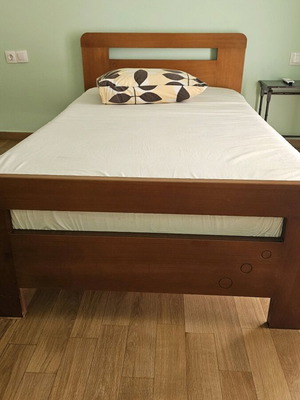 Ημίδιπλο κρεβάτι με μεταχειρισμένο στρώμα σε ζεστή απόχρωση ξύλου