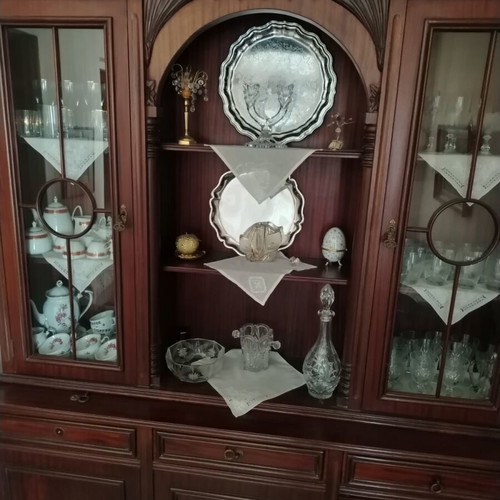 Dining set made of solid wood like new with extendable round table, 4 chairs and large buffet cabinet