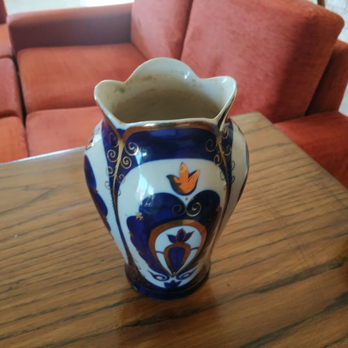 Porcelain vase like new with blue and gold color