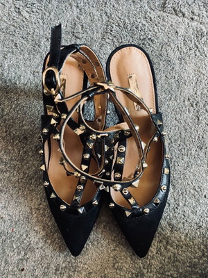 Black pumps size 39 new with gold details