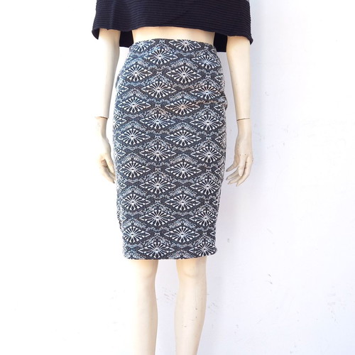 Elastic midi skirt used with jacquard pattern in white, black, gray