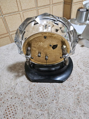 Wound crystal clock like new analog table clock